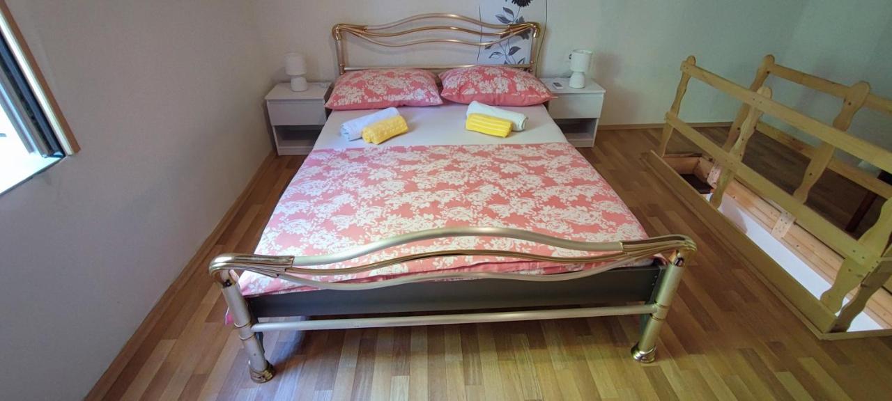 Studio Apartman Kastel Kambelovac คาชเตลา ภายนอก รูปภาพ